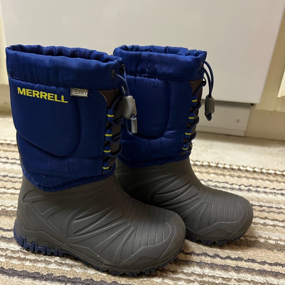 Winter Boots Merrel. Good for size 1 or 1.5 little kid.